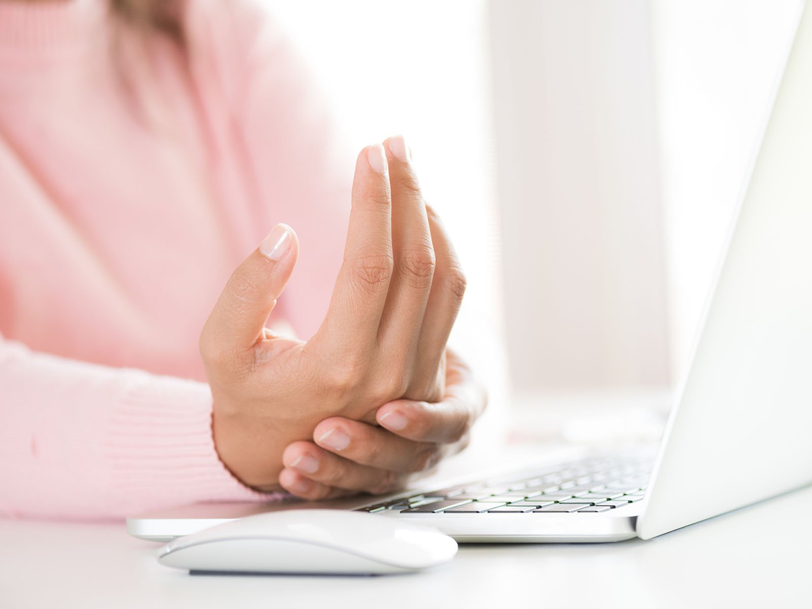 Donna-dolore-mano-mouse-computer